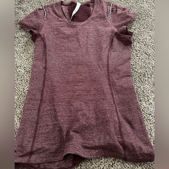 Lululemon Size 8 Short sleeve - Picture 1 of 3